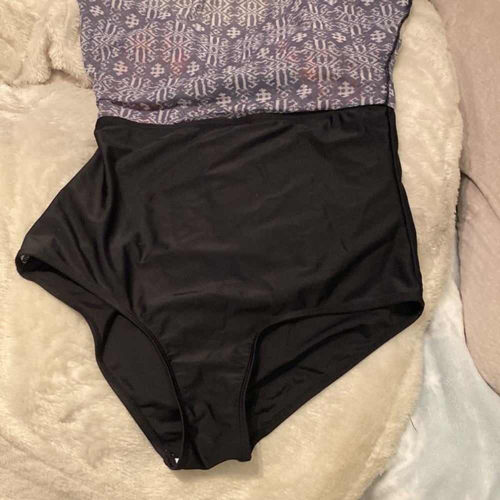 π Bathing Suit w Tummy Control - Picture 2 of 5